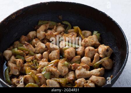 Gnocchi-Pasta mit Fleisch in einer Pfanne aus nächster Nähe. Italienische Küche Stockfoto