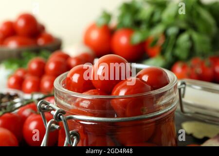 Konzept von eingelegtem Gemüse mit Tomaten, Nahaufnahme Stockfoto