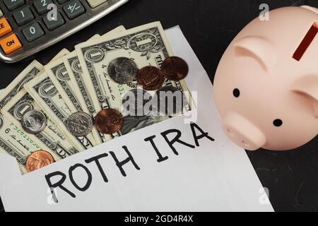 Rentenkonzepte, Rentenkonzept, Sparschwein neben Umschlag mit einem Dollar Scheinen Stockfoto