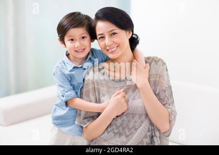 Glückliche Großmutter und Enkel zu Hause Stockfoto
