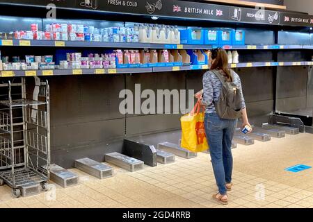 Haverhill, Suffolk, Großbritannien. August 2021. Im Aldi Supermarkt in Haverhill, Suffolk, gibt es keine Milch. Kredit: Headlinephoto/Alamy Live Nachrichten. Stockfoto