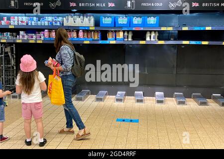 Haverhill, Suffolk, Großbritannien. August 2021. Im Aldi Supermarkt in Haverhill, Suffolk, gibt es keine Milch. Kredit: Headlinephoto/Alamy Live Nachrichten. Stockfoto