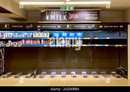 Haverhill, Suffolk, Großbritannien. August 2021. Im Aldi Supermarkt in Haverhill, Suffolk, gibt es keine Milch. Kredit: Headlinephoto/Alamy Live Nachrichten. Stockfoto