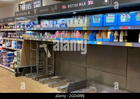 Haverhill, Suffolk, Großbritannien. August 2021. Im Aldi Supermarkt in Haverhill, Suffolk, gibt es keine Milch. Kredit: Headlinephoto/Alamy Live Nachrichten. Stockfoto