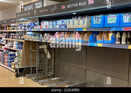 Haverhill, Suffolk, Großbritannien. August 2021. Im Aldi Supermarkt in Haverhill, Suffolk, gibt es keine Milch. Kredit: Headlinephoto/Alamy Live Nachrichten. Stockfoto