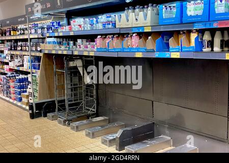 Haverhill, Suffolk, Großbritannien. August 2021. Im Aldi Supermarkt in Haverhill, Suffolk, gibt es keine Milch. Kredit: Headlinephoto/Alamy Live Nachrichten. Stockfoto