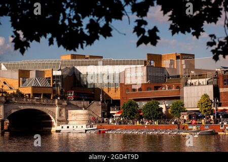 Kingston upon Thames Thames Riverside badete an einem Sommernachmittag in Sonnenschein. Stockfoto