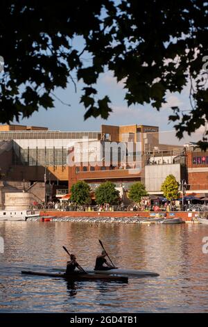 Kingston Upon Thames Riverside ist an einem Sommernachmittag in der Sonne gebadet. Kanus am Kai vorbei. Stockfoto