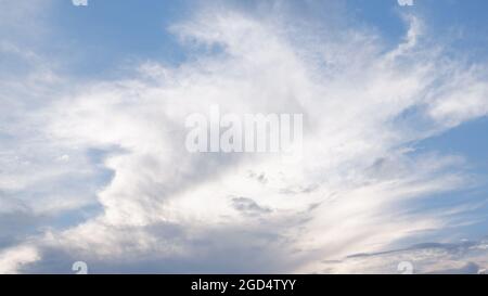 Sich bewegende Wolken am Himmel Stockfoto