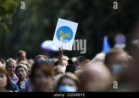 Ein Demonstrator hält ein Schild mit dem Logo des Fernsehsenders TVN bei einer Kundgebung zur Unterstützung des Fernsehsenders TVN am 10. August 2021 in Warschau, Polen. Mehr als tausend Menschen versammelten sich vor dem Sejm, dem polnischen parlament, um gegen einen Gesetzesvorschlag zu protestieren, der das ausländische Eigentum an Medienunternehmen verbieten würde. In diesem Fall kamen Leute heraus, um den amerikanischen Fernsehsender TVN zu unterstützen, dessen Lizenz im September ausläuft. Die Regierung hat angegeben, dass sie die Lizenz im Rahmen der derzeitigen Eigentümerstruktur nicht erneuern wird, ein Schritt, der laut Kritikern das Ende unabhängiger Medien in Polen bedeuten könnte. (Foto von Jaap Arrie Stockfoto