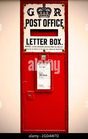 Walsingham, Norfolk, England - 18. Mai 2012: Vintage britischer roter GR-Briefkasten zwischen 1910 und 1936, als König George V Großbritannien regierte. Stockfoto