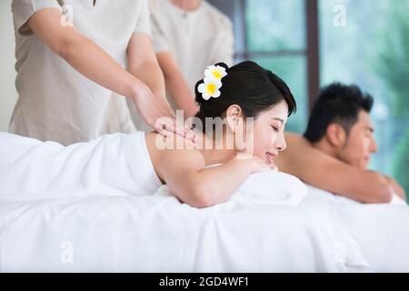 Junges Paar genießt Rückenmassage Stockfoto