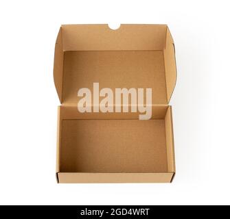 Offene braune Geschenkbox isoliert auf weißem Hintergrund. Leerer Karton zum Verpacken von kleinen Paketen und Geschenken aus nächster Nähe. Neuer Behälter für saubere Papierkartons Stockfoto