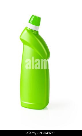 Toilettenreiniger grüne Flasche isoliert auf weißem Hintergrund. Unbeschrifteter Kunststoffbehälter mit flüssigem Bleichmittel für das Design von Haushaltschemikalien. Stockfoto