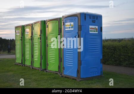 Bunte mobile Toiletten für ein Festival im Campbell Park in Milton Keynes. Stockfoto