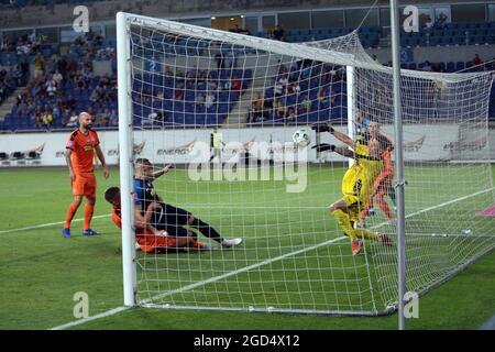 DNIPRO, UKRAINE - 7. AUGUST 2021 - der Stürmer Artem Dovbyk (L) des SC Dnipro-1 punktet während des Matchday 3-Spiels der ukrainischen Premier League 2021/2022 Stockfoto