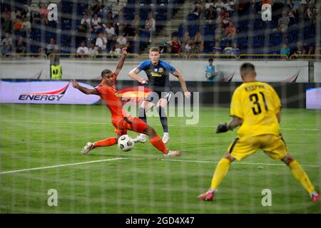 DNIPRO, UKRAINE - 7. AUGUST 2021 - der Stürmer Artem Dovbyk vom SC Dnipro-1 (zurück) versucht während der Ukrainischen Premier League 2021/2022 zu Punkten Stockfoto