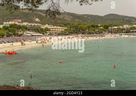 Palmanova, Spanien; juli 10 2021: Luft-und Gesamtansicht des Strandes des touristischen Resorts von Palmanova auf der Insel Mallorca, ein sehr heißer Sommer m Stockfoto