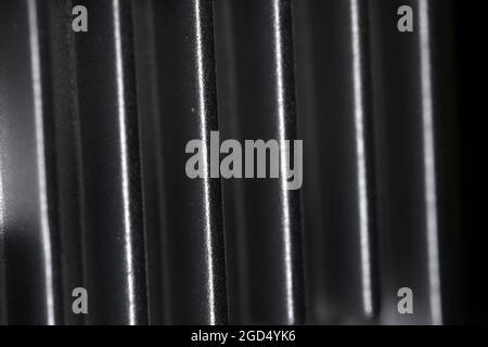 Abstrakte Metalltextur-Details aus den Kühlrippen eines Gimbal-Kühlkörpers der Drohne. Aluminium oder Aluminium in Material. Abstrakter Hintergrund im Vollformat. Stockfoto