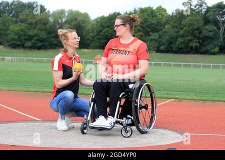 Magdeburg, Deutschland. August 2021. Schussputtern Marie Brämer-Skowronek (r) vom SC Magdeburg bekommt noch immer Tipps von ihrer Trainerin Theresa Wagner auf dem Trainingsfeld. Der Athlet startet diese Woche zu den XVI. Paralympischen Sommerspielen in Japan. Die 30-Jährige begann 2006 ihre sportliche Karriere. Ihren bisher größten sportlichen Erfolg feierte sie bei den Paralympics in London 2012 mit einer Silbermedaille im Speer. Quelle: Peter Gercke/dpa-Zentralbild/dpa/Alamy Live News Stockfoto