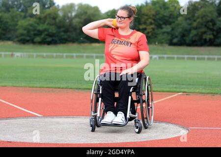 Magdeburg, Deutschland. August 2021. Schussputter Marie Brämer-Skowronek vom SC Magdeburg auf dem Trainingsgelände. Der Athlet startet diese Woche zu den XVI. Paralympischen Sommerspielen in Japan. Die 30-Jährige begann 2006 ihre sportliche Karriere. Bei den Paralympics in London 2012 feierte sie ihren bisher größten sportlichen Erfolg mit der Silbermedaille im Speer. Quelle: Peter Gercke/dpa-Zentralbild/dpa/Alamy Live News Stockfoto