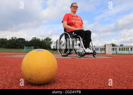 Magdeburg, Deutschland. August 2021. Schussputter Marie Brämer-Skowronek vom SC Magdeburg auf dem Trainingsgelände. Der Athlet startet diese Woche zu den XVI. Paralympischen Sommerspielen in Japan. Die 30-Jährige begann 2006 ihre sportliche Karriere. Bei den Paralympics in London 2012 feierte sie ihren bisher größten sportlichen Erfolg mit der Silbermedaille im Speer. Quelle: Peter Gercke/dpa-Zentralbild/dpa/Alamy Live News Stockfoto