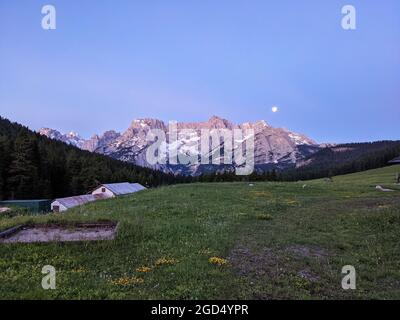 Morgenstimmung am misurina See in den dolomiten. Morgendämmerung mit dem Mond über den Berggipfeln, tre cime lavaredo Stockfoto