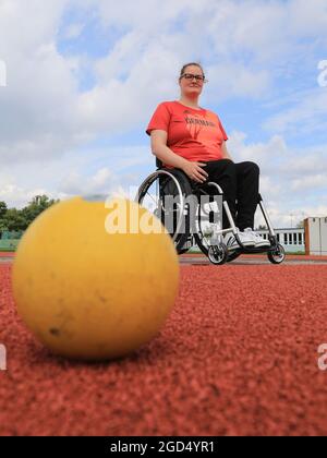 Magdeburg, Deutschland. August 2021. Schussputter Marie Brämer-Skowronek vom SC Magdeburg auf dem Trainingsgelände. Der Athlet startet diese Woche zu den XVI. Paralympischen Sommerspielen in Japan. Die 30-Jährige begann 2006 ihre sportliche Karriere. Bei den Paralympics in London 2012 feierte sie ihren bisher größten sportlichen Erfolg mit der Silbermedaille im Speer. Quelle: Peter Gercke/dpa-Zentralbild/dpa/Alamy Live News Stockfoto