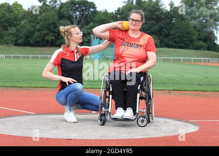 Magdeburg, Deutschland. August 2021. Schussputtern Marie Brämer-Skowronek (r) vom SC Magdeburg bekommt noch immer Tipps von ihrer Trainerin Theresa Wagner auf dem Trainingsfeld. Der Athlet startet diese Woche zu den XVI. Paralympischen Sommerspielen in Japan. Die 30-Jährige begann 2006 ihre sportliche Karriere. Ihren bisher größten sportlichen Erfolg feierte sie bei den Paralympics in London 2012 mit einer Silbermedaille im Speer. Quelle: Peter Gercke/dpa-Zentralbild/dpa/Alamy Live News Stockfoto