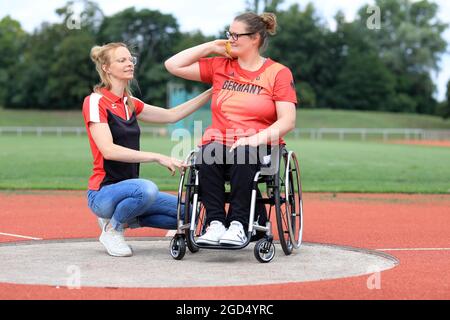 Magdeburg, Deutschland. August 2021. Schussputtern Marie Brämer-Skowronek (r) vom SC Magdeburg bekommt noch immer Tipps von ihrer Trainerin Theresa Wagner auf dem Trainingsfeld. Der Athlet startet diese Woche zu den XVI. Paralympischen Sommerspielen in Japan. Die 30-Jährige begann 2006 ihre sportliche Karriere. Ihren bisher größten sportlichen Erfolg feierte sie bei den Paralympics in London 2012 mit einer Silbermedaille im Speer. Quelle: Peter Gercke/dpa-Zentralbild/dpa/Alamy Live News Stockfoto