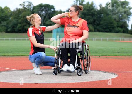 Magdeburg, Deutschland. August 2021. Schussputtern Marie Brämer-Skowronek (r) vom SC Magdeburg bekommt noch immer Tipps von ihrer Trainerin Theresa Wagner auf dem Trainingsfeld. Der Athlet startet diese Woche zu den XVI. Paralympischen Sommerspielen in Japan. Die 30-Jährige begann 2006 ihre sportliche Karriere. Ihren bisher größten sportlichen Erfolg feierte sie bei den Paralympics in London 2012 mit einer Silbermedaille im Speer. Quelle: Peter Gercke/dpa-Zentralbild/dpa/Alamy Live News Stockfoto