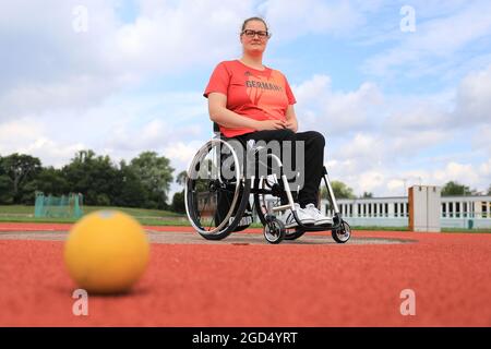 Magdeburg, Deutschland. August 2021. Schussputter Marie Brämer-Skowronek vom SC Magdeburg auf dem Trainingsgelände. Der Athlet startet diese Woche zu den XVI. Paralympischen Sommerspielen in Japan. Die 30-Jährige begann 2006 ihre sportliche Karriere. Bei den Paralympics in London 2012 feierte sie ihren bisher größten sportlichen Erfolg mit der Silbermedaille im Speer. Quelle: Peter Gercke/dpa-Zentralbild/dpa/Alamy Live News Stockfoto