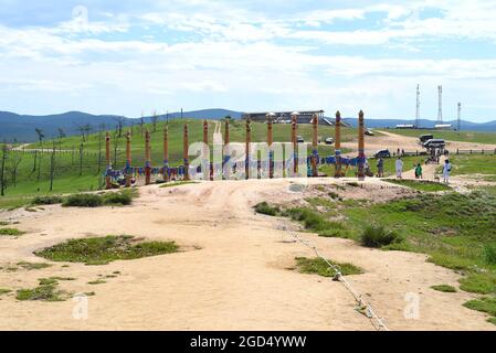 Olchon, Oblast Irkutsk, Russland - 23. Juli 2021:Russische Touristen in der Nähe von Stellungen mit Bändern der Schamanismus-Religion in Chuzhir, Insel Olchon. Stockfoto