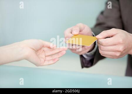 Nahaufnahme der Übergabe der Mitgliedskarte Stockfoto