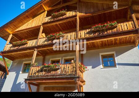 Moderne Holz im alpenländischen Stil mit Balkon und lackierten Holzlatten, Schindeln und Hölzer Stockfoto