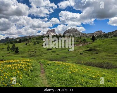 5 Torri, Cinque Torri. Dolomitenlandschaft aus fünf Türmen. Alpen Berge. Belluno, Venetien, Italien. Blick auf die alpen Stockfoto