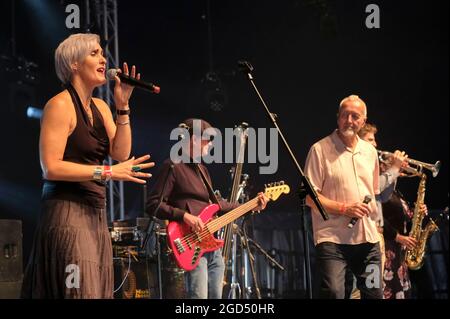 Alison Wheeler und Gaz Birtles of the South treten beim Wickham Festival, Hampshire, Großbritannien, auf. 8. August 2021 Stockfoto