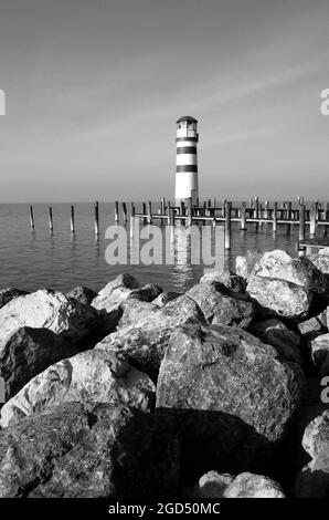 Leuchtturm am Neusiedler See schönes Schwarz-Weiß-Fotografiepanorama am Meer. Neusiedler See, Burgenland, Österreich. Schönes Panorama am See. Stockfoto