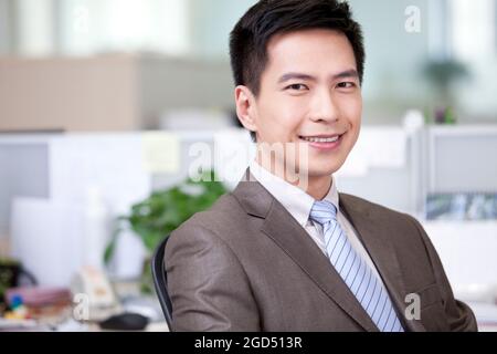 Porträt von glücklich Geschäftsmann im Büro Stockfoto