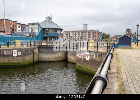 Swansea, Großbritannien - 11. Juli 2021: Swansea Marina an einem bewölkten Sommertag, South Wales, Großbritannien Stockfoto