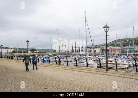 Swansea, Großbritannien - 11. Juli 2021: Swansea Marina Hafen an einem bewölkten Sommertag, Südwales, Großbritannien Stockfoto