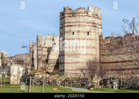 Byzantinische Stadtmauer in der Yedikule Festung in Zeytinburnu Istanbul, Türkei (Ruinen der alten Festungsmauer des Imperators Theodosius) Stockfoto