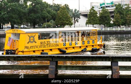 Tampa, Florida, USA - 21. Juli 2018: Ein gelbes Wassertaxi, das Touristen entlang des Flusswaldes zu ihrem Ziel bringt. Stockfoto