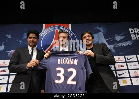 Datei-Foto vom 31. Januar 2013 der britische und neue PSG-Fußballspieler David Beckham, flankiert von Nasser Al-Khelaifi (L), dem Präsidenten der PSG Katari, und dem brasilianischen Sportdirektor Leonardo, posiert mit seinem neuen Trikot am Ende einer Pressekonferenz im Stadion Parc des Princes in Paris, Frankreich. Seit der Ankunft der Qataris an der Spitze der PSG im Jahr 2011 hat es dem Verein gelungen, die größten Namen in seinem Kader zu gewinnen. Eine lange Liste von Stars, die Lionel Messi anschließt. Foto von Mousse/ABACAPRESS.COM Stockfoto