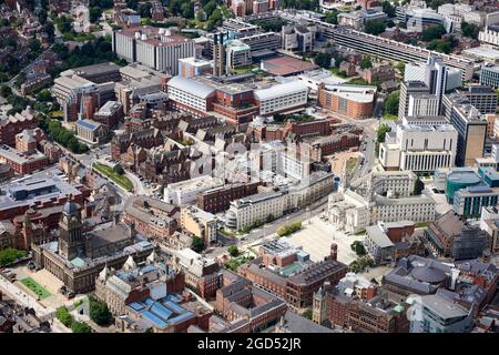 Eine Luftaufnahme des Stadtzentrums von Leeds mit Rathaus, Gerichtshöfen und Bürgerhalle, West Yorkshire, Nordengland, Großbritannien Stockfoto