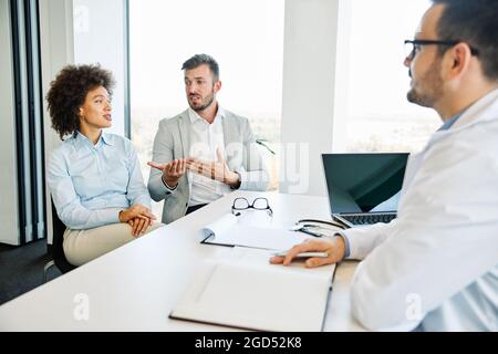 Junges Paar Beziehung Arzt Beratung Gesundheit Schwangerschaft Medizin Stockfoto