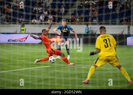 Non Exclusive: DNIPRO, UKRAINE - 7. AUGUST 2021 - Vorwärts Artem Dovbyk vom SC Dnipro-1 (zurück) macht einen Versuch, während der 2021/2022 Ukrainer zu Punkten Stockfoto