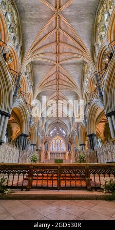 Der Hochaltar und die Gewölbedecke darüber im Chor von St. Hugh in der mittelalterlichen Kathedrale von Lincoln, England. Stockfoto