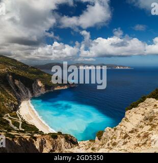 Ein Panoramablick auf Myrtos Beach und fantastisches türkisblaues und ionisches Meerwasser. Luftaufnahme, Sommerlandschaft von berühmten und äußerst beliebten Reiseziel in Cefalonia, Griechenland, Europa Stockfoto