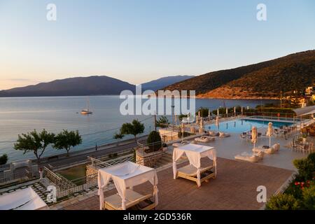 Sonnenaufgang auf der griechischen Insel. Schöne Aussicht auf Agia Efimia Bucht am frühen Morgen, Insel Cefalonia, Griechenland Stockfoto